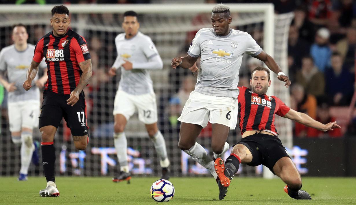 Pemain Manchester United, Paul Pogba (tengah) berusaha melewati adangan pemain Bournemouth, Steve Cook (kanan) pada lanjutan Premier League di Vitality Stadium, Bournemouth, (18/4/2018). MU menang 2-0.  (Adam Davy/PA via AP)