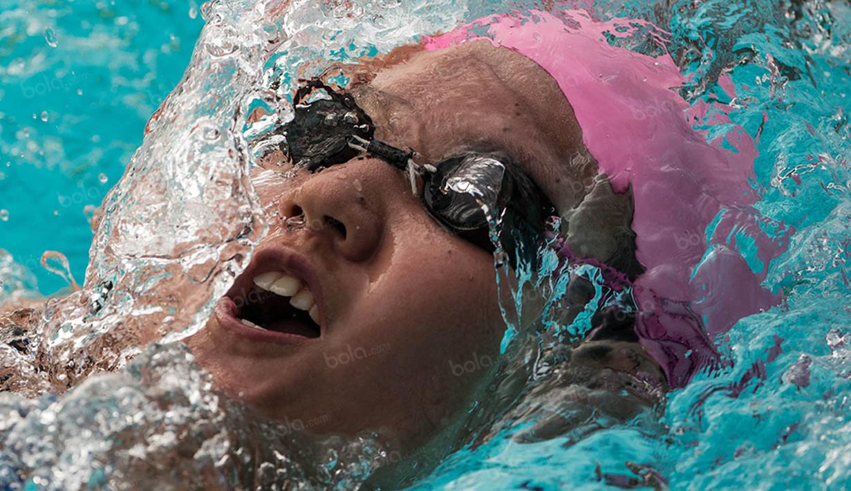 Awal mulanya Yessy Yosaputra tidak berniat menjadi atlet renang, namun karena sering diajak orang tua ke kolam renang akhirnya dirinya tertarik menjadi perenang. (Bola.com/Vitalis Yogi Trisna)