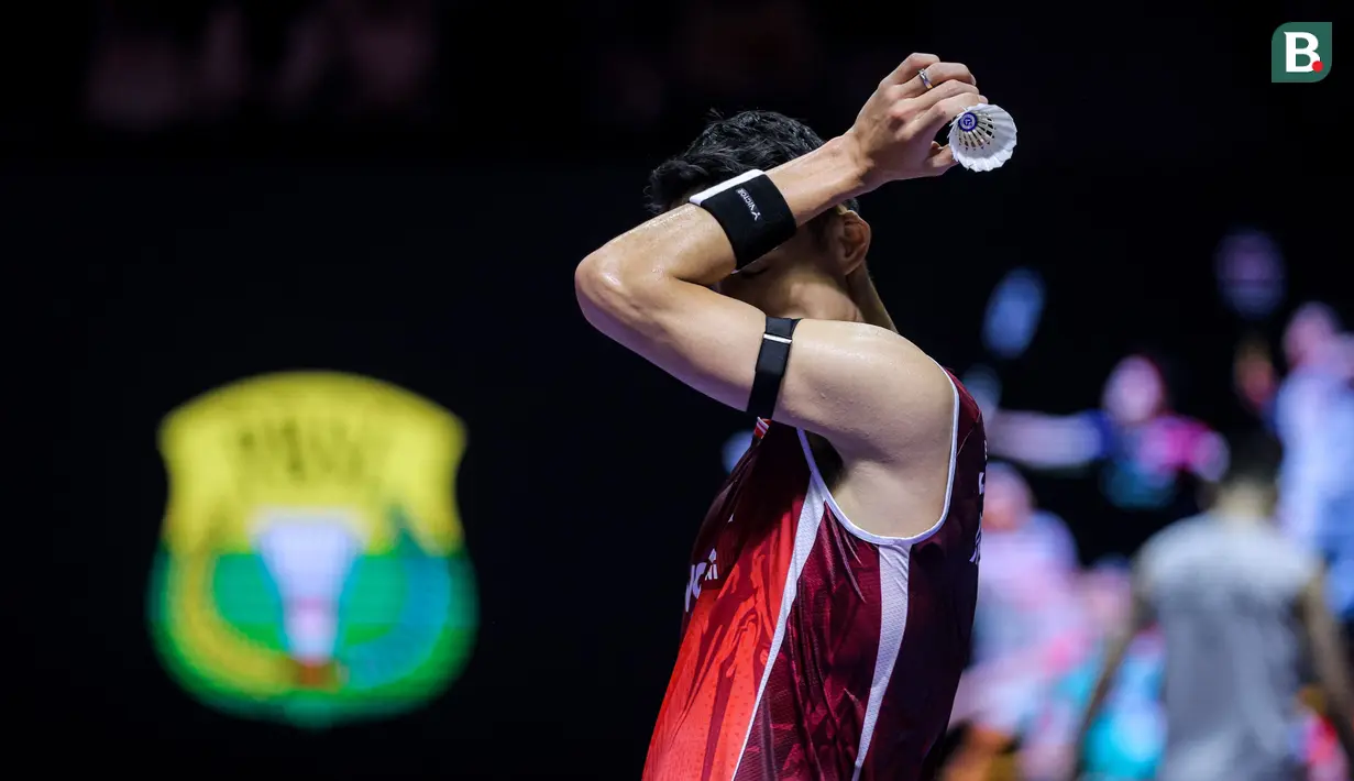 Pebulu tangkis tunggal putra Indonesia, Jonatan Christie menyeka keringatnya dalam laga 32 besar Indonesia Open 2025 saat melawan wakil Singapura, Jia Heng Jason Teh di Istora Senayan, Jakarta, Selasa (03/06/2025). (Bola.com/Bagaskara Lazuardi)