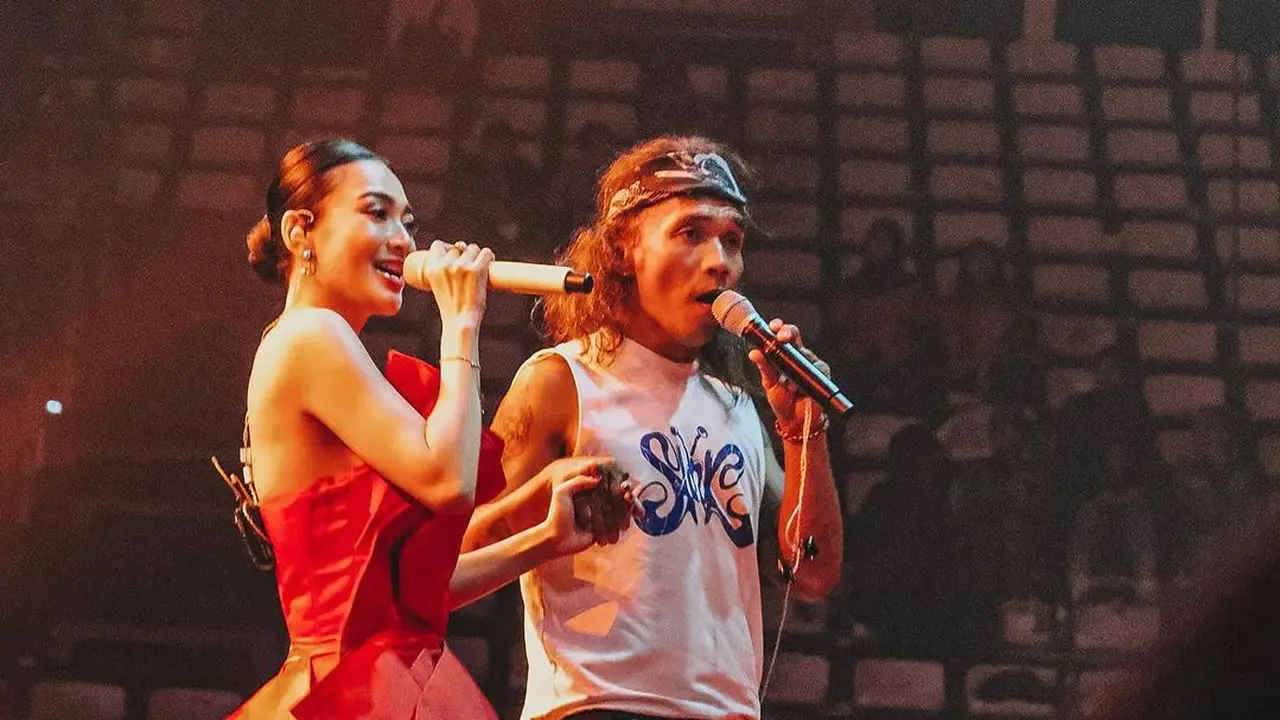 Merasa Hoki, Ini 6 Potret Keseruan Wika Salim Duet Bareng Slank di Panggung