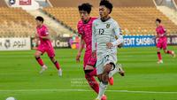 Gelandang Timnas Indonesia U-17,&nbsp;Daniel Alfredo, berupaya menembus pertahanan Korea Selatan U-17 pada laga pertama Grup C Piala Asia U-17 2025 di&nbsp;Stadion Prince Abdullah Al Faisal Sports City, Jeddah, Jumat (4/4/2025) malam WIB. Dalam duel tersebut, Timnas Indonesia berhasil menang 1-0 atas Korsel. (dok. Timnas Indonesia)