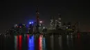 Suasana Distrik Pudong selama penguncian yang diberlakukan sebagai tindakan pencegahan terhadap penyebaran virus corona Covid-19, di Shanghai (28/3/2022). (AFP/Hector Retamal)