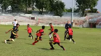 Pelatih sepak bola asal klub Tranmere Rovers akan memberikan coaching clinic kepada anak Surabaya. (Foto: Liputan6.com/Dian Kurniawan)