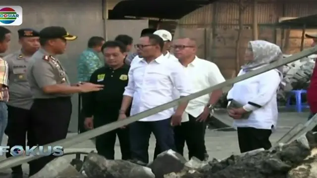 Menteri Ketenagakerjaan (Menaker) Hanif Dhakiri mendatangi pabrik mercon dan kembang api yang terbakar di kawasan Kosambi, Tangerang.