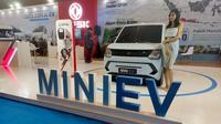 DFSK memamerkan Mini EV untuk pertama kalinya di ajang otomotif PEVS 2022. Mobil tersebut belum dijual, masih dalam tahap pengenalan produk. (Otosia.com/Arendra Pranayaditya)