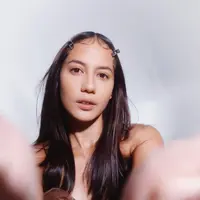 Postingan foto Pevita Pearce menyambut tahun 2022 masih setiap dengan rambut panjangnya. Bring it on! (Foto: Instagram @pevpearce)