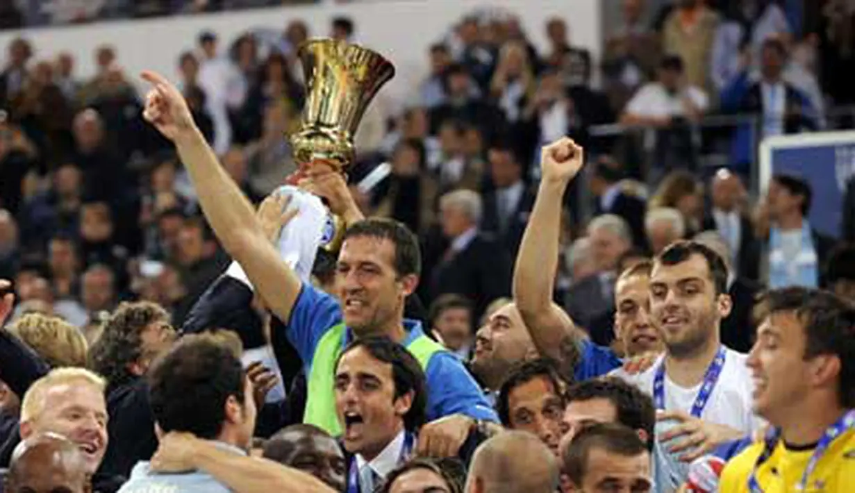 Lazio&#039;s players and team celebrate after winning Coppa Italia on May 13, 2009 at Rome&#039;s Olympic Stadium. Lazio beat Sampdoria 6-5 on penalties following a 1-1 draw. AFP PHOTO/FILIPPO MONTEFORTE
