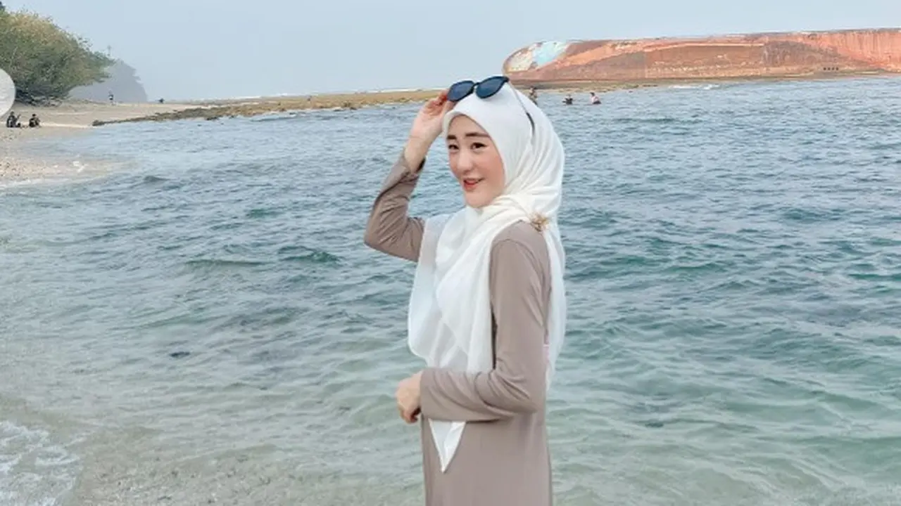 Potret Larissa Chou di pantai bergaya cantik (Instagram/@larissachou)
