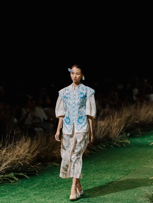 Presentasi koleksi 'Ingatan' ini juga merupakan debut dari keputusan Toton Januar untuk berproduksi hanya satu kali dalam setahun. Penekanannya lebih ke menampilkan gagasan fashion, agar orang terinspirasi untuk mau mencoba. Foto: Document/TOTON.