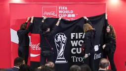 Trofi FIFA World Cup 2026 saat akan diperlihatkan kepada media di Jakarta International Convention Center (JICC), Senayan, Jakarta, Kamis (22/1/2026). Bola.com/ Abdul Aziz)