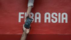 Seorang penonton memberikan handphone miliknya ke pemain Timnas Basket Selandia Baru, Flynn Cameron untuk melakukan swafoto bersama usai laga perempat final FIBA Asia Cup 2022 antara Korea Selatan melawan Selandia Baru pada Kamis (21/07/2022) di Istora Senayan, Jakarta. (Bola.com/Bagaskara Lazuardi)