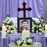 Suasana duka cita amat terasa di tempat mendiang Bartje disemayamkan. Tampak para sahabat dan kerabat yang datang untuk menyampaikan rasa berduka cita, yang disambut oleh istri Bartje, Titiek dengan berusaha tegar. (Nurwahyunan/Bintang.com)