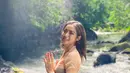 Momen saat Jessica Iskandar mengenakan baju adat Bali saat berpartisipasi dalam upacara adat melukat. Upacara ini dimaksudkan untuk membersihkan jiwa dari hawa negatif dengan membasahi diri di bawah air yang mengalir. (Liputan6.com/IG/inijedar)
