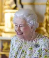 Ratu Elizabeth II kerap pakai kalung mutiara tiga untai favoritnya (Foto: Instagram @theroyalfamily)