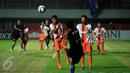 Dua Pesepakbola Pusamania Arpani dan Diogo Michel merusaha menghadang tendangan bebas Pesepakbola Arema, Fery Aman pada pertandingan 8 besar Piala Jendral Sudirman di Stadion Maguwoharjo,Sleman, Selasa (22/12/2015). (Foto:Boy Harjanto)