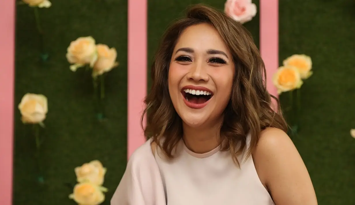 "Muda itu adalah jiwa buat aku. Kalau mau tampil seperti apa ya tergantung hati aja. Untuk perawatan juga enggak macam-macam, tergantung kebutuhan saja," ujar Bunga Citra Lestari di kawasan Kuningan, Jakarta, Rabu (24/4/2018). (Bambang E Ros/Bintang.com)