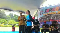 Gubernur DKI Jakarta Anies Baswedan duet lagu dangdut di panggung dengan Wali Kota Boro Bima Arya Sugiarto. (Liputan6,com/Achmad Sudarno)