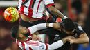 Pemain Sunderland, Yann M'Vila (kiri) dan pemain Liverpool, Emre Can (kanan) berebut bola pada Lanjutan Liga premier Inggris di Stadion Light, Inggris, Kamis (31/12/31) dini hari WIB. (Reuters/Lee Smith)