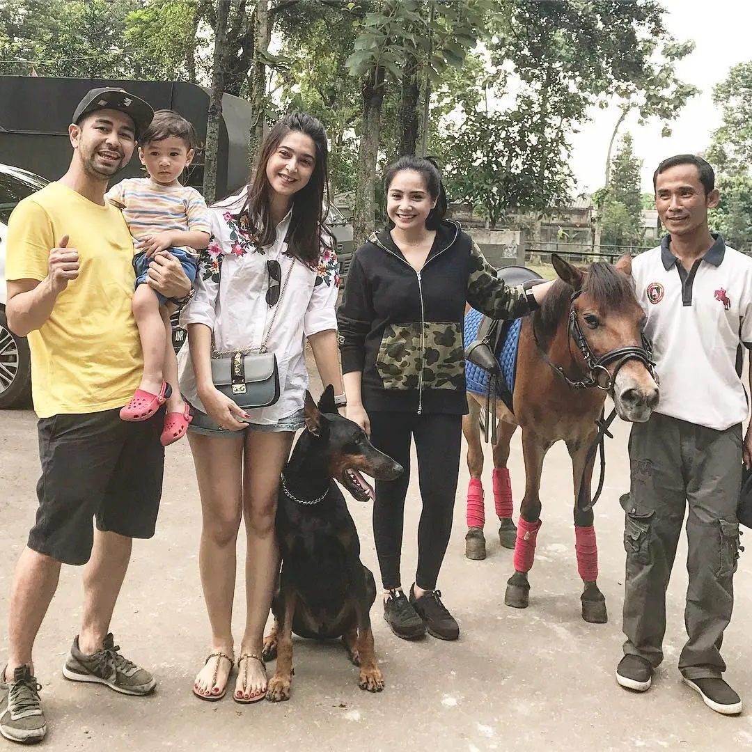 Raffi Ahmad dan keluarga bersama Nabila Syakieb. (Instagram - @raffinagita1717)