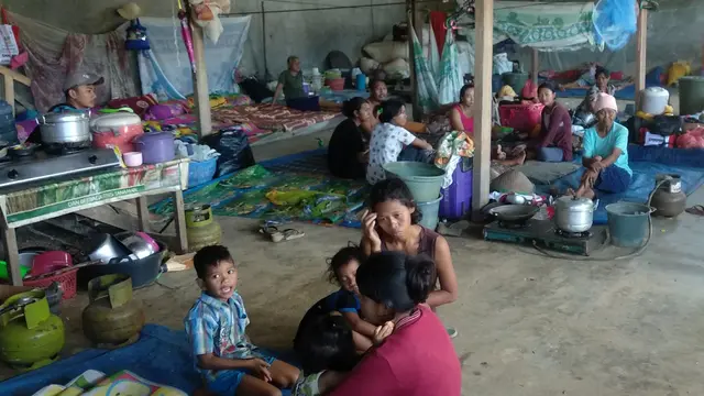 Pengungsi di bangsal darurat di Kabupaten Konawe, menampung korban banjir Konawe.(Liputan6.com/Ahmad Akbar Fua)