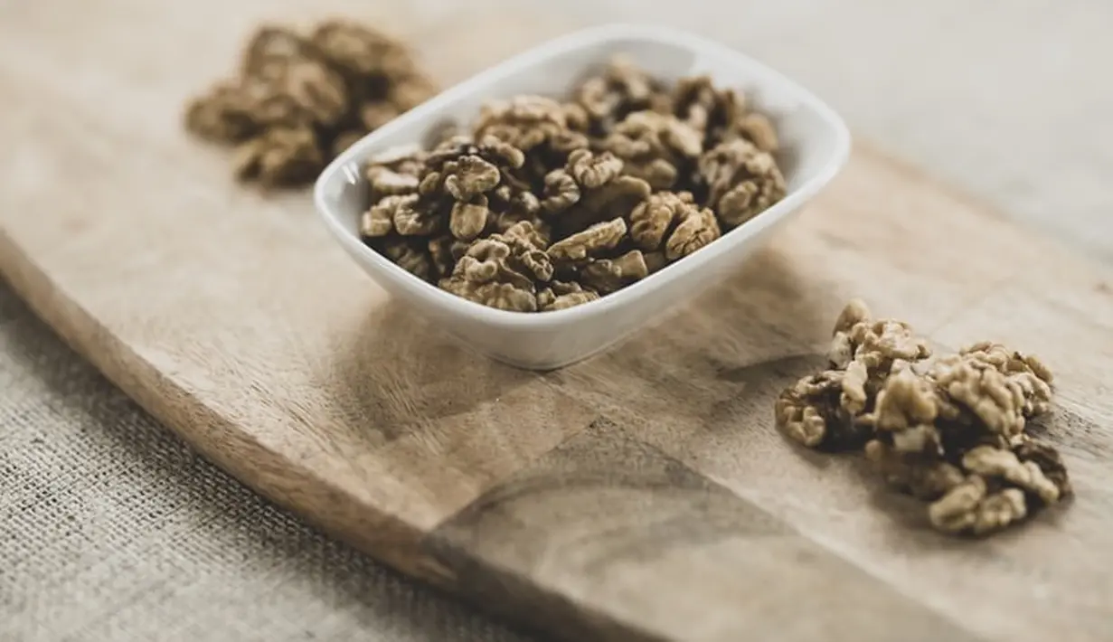 Campuran kenari dan blueberry segar bisa menjadi pilihan camilan yang menarik untuk anak. Lemak omega sehat dalam kenari sangat bagus untuk kesehatan otak, lemak dan proteinnya juga bisa membuat anak merasa kenyang, tanpa sakit kepala. Foto: unsplash.com.