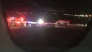Petugas memenuhi bandara Salt Lake City dilihat dari atas pesawat Air France 65 yang mendarat darurat, Utah, Selasa (17/11). Dua penerbangan maskapai Air France dari AS menuju Paris mendarat darurat setelah adanya ancaman bom (REUTERS/Keith Rosso)