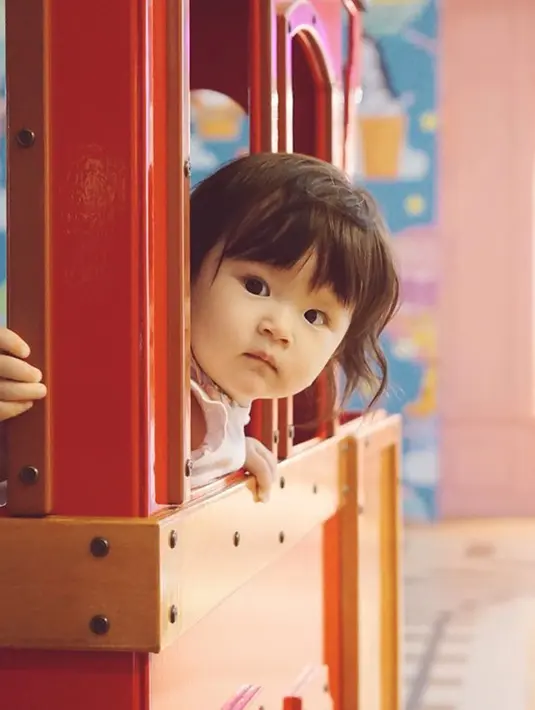 Baby Vechia mencoba untuk melihat ke depan kereta dengan mukanya yang penasaran. Pasti sampai di tujuan kok baby Vechia. (Liputan6.com/IG/samuel_zylgwyn)