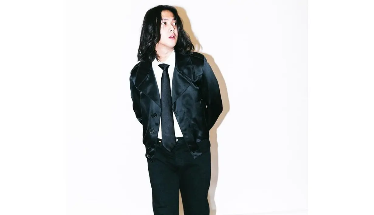 Jika biasanya Iqbaal Ramadhan tampil dengan rambut pendek, kini mantan personel boyband CJR itu justru tampil gondrong. (FOTO: instagram.com/iqbaal.e)