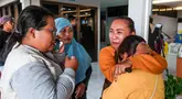 Anggota keluarga dan kerabat menunggu kabar terbaru tentang operasi pencarian sebuah kapal feri yang tenggelam di lepas pantai Bali, di Pelabuhan Ketapang, Banyuwangi, Jawa Timur, pada Kamis 3 Juli 2025. (Foto oleh AFP)