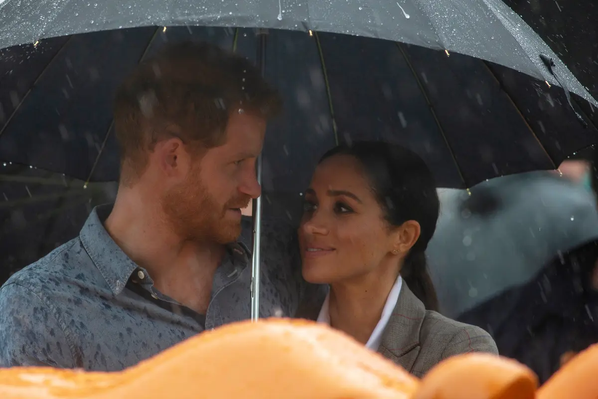 So Sweet, Pengeran Harry dan Meghan Markle Sepayung Berdua Kala Piknik di Australia