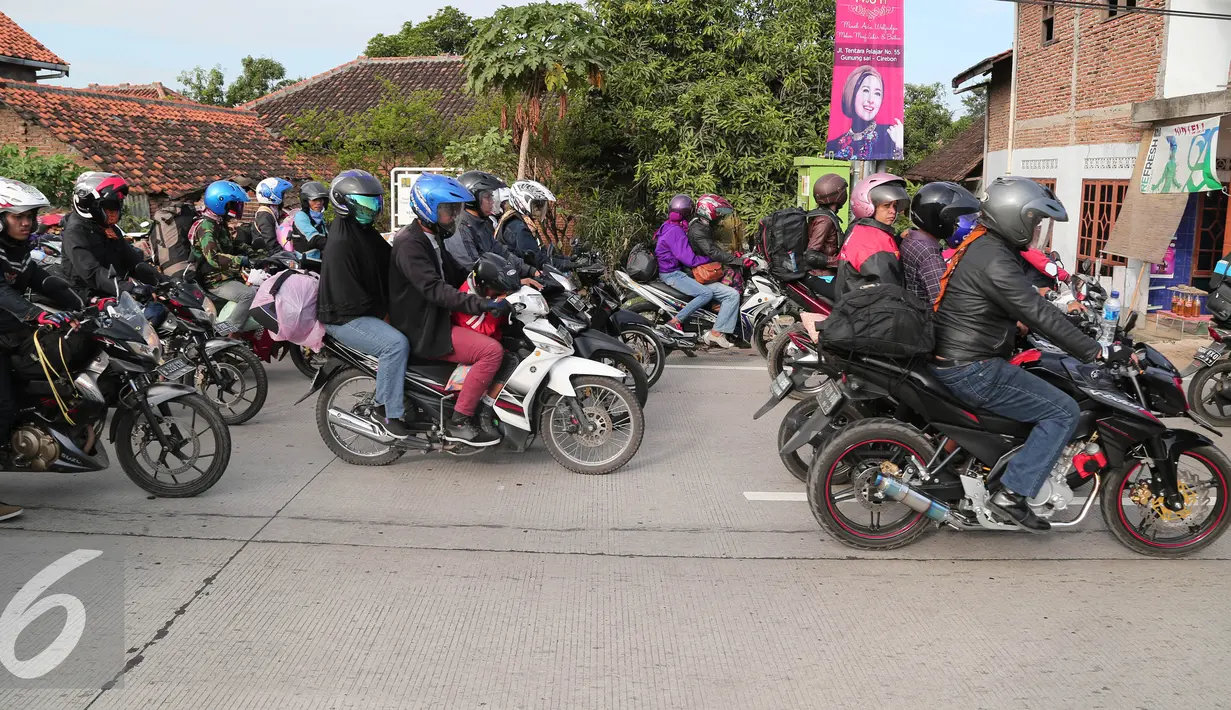 Pemudik menggunakan sepeda motor melintas jalur Pantura dari Indramayu menuju Cirebon, Jawa Barat, Rabu (15/7/2015). Pada H-2 Lebaran, jalur Pantura dipadati kendaraan pemudik khususnya kendaraan roda dua. (Liputan6.com/Herman Zakharia)