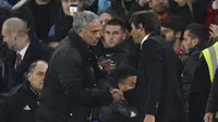 Manajer Manchester United Jose Mourinho (kiri) dan manajer Chelsea Antonio Conte dalam sebuah pertandingan di Stamford Bridge, London, pada 2016. (AFP/Glyn Kirk)