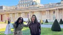 Sementara Raisa lebih boyish dengan jaket kulit cokelat dan loose pants hitam. Dipadu dengan tas kulit hitam yang serasi [@anggun_cipta]