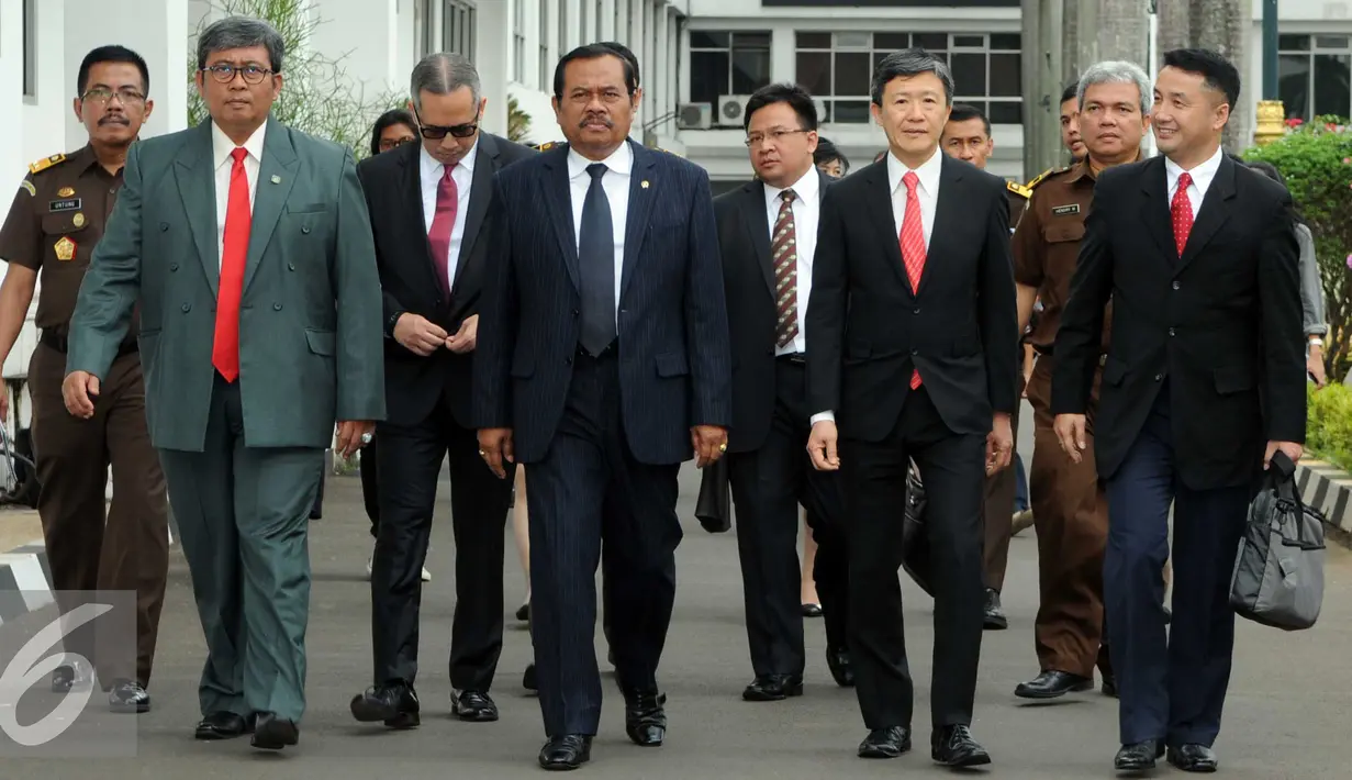 Jaksa Agung HM Prasetyo berjalan bersama Komisioner ICAC Hongkong Mr. Simon Y.L.Peh, Jakarta, Kamis (17/3). Dalam Kunjungan bilateral tersebut membahas permasalahan korupsi yang di tangani oleh kejagung dll. (Liputan6.com/Helmi Afandi)