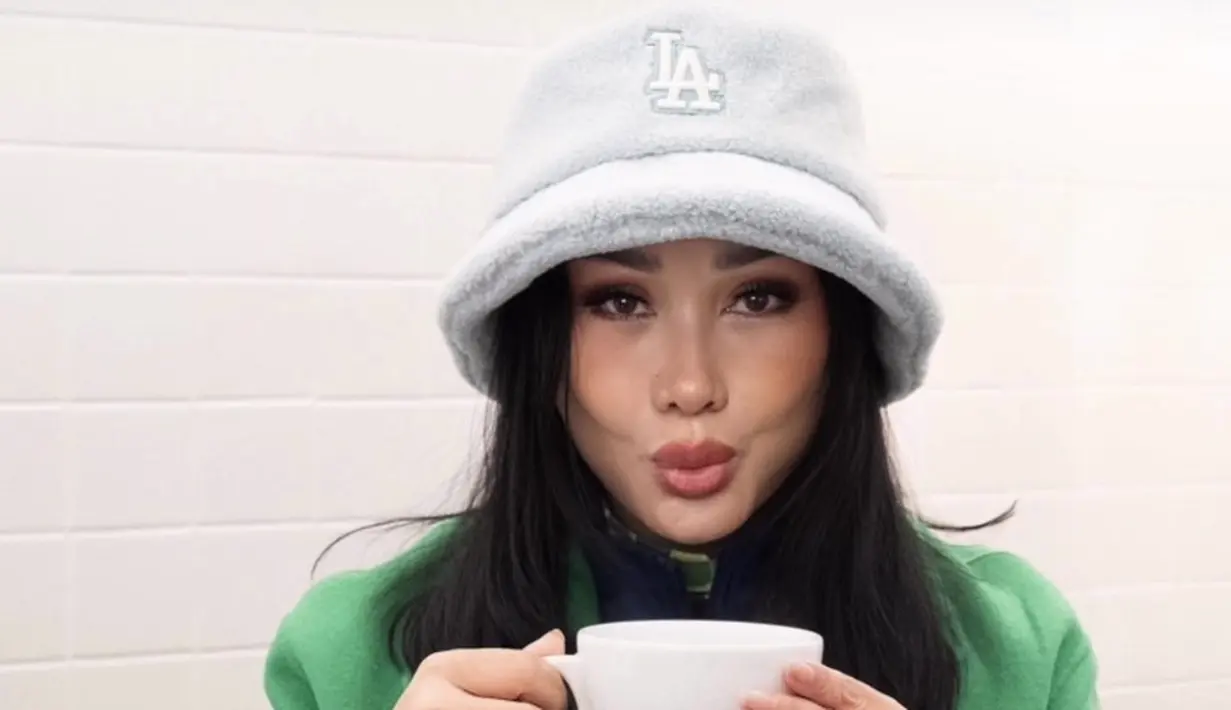 <p>Kini, gaya makeupnya pun cukup minimalis hanya dengan blushon orange tipis dan lipstik nudenya.&nbsp;&nbsp;(@ti2dj)</p>