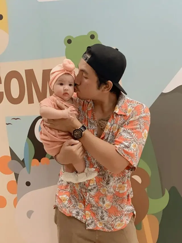 7 Potret Komo Ricky dan Istri Jalani Ramadhan Bersama Buah Hati
