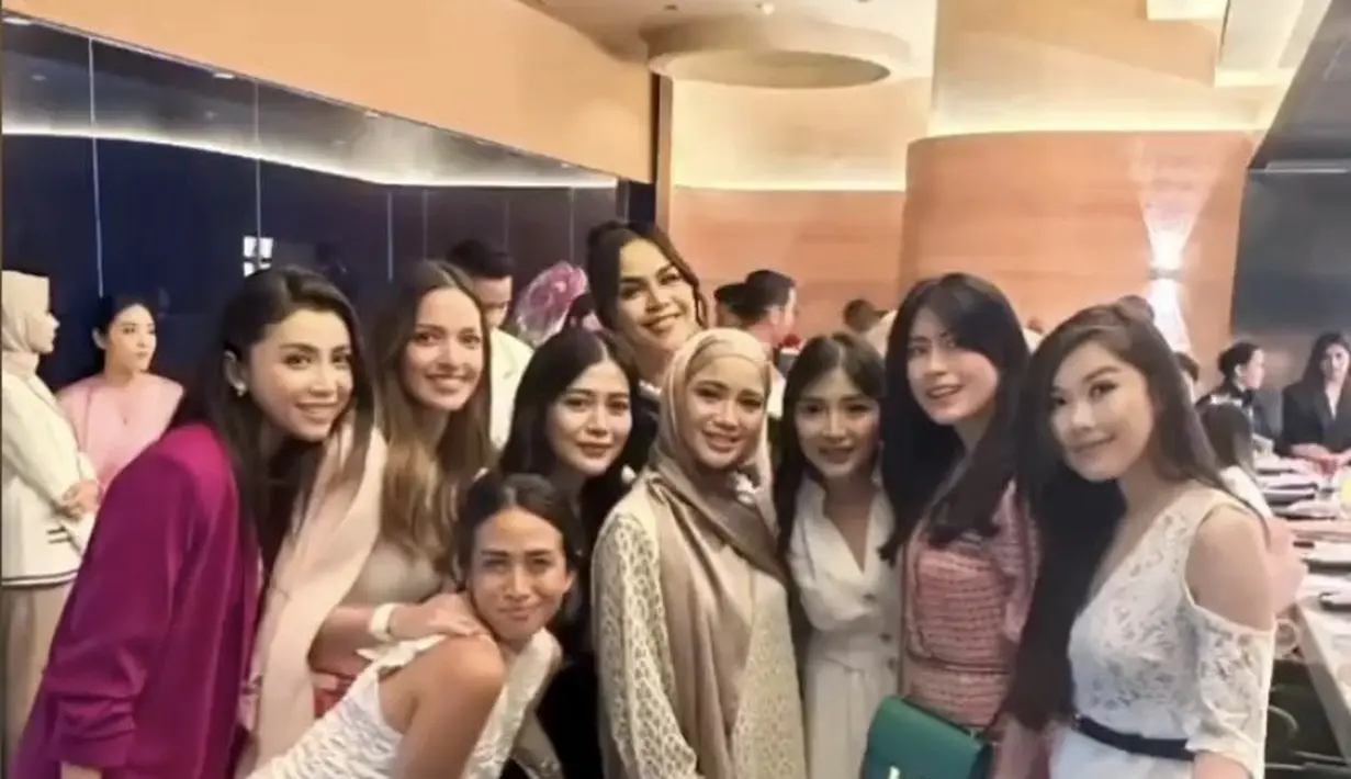 Hadir pula Nia Ramadhani yang mengenakan blazer pink dengan inner putih dipadukan mini skirt pink fuchsiana. @shantikaandika