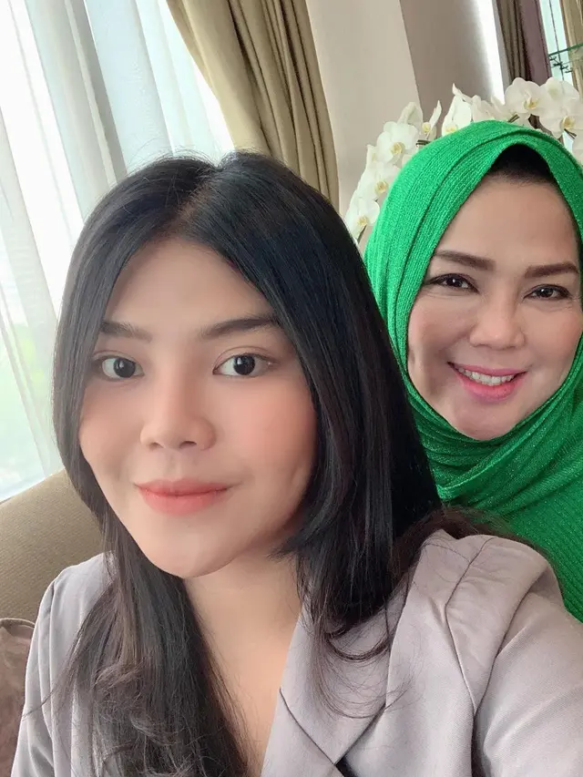 Bak Pinang di Belah Dua, Ini 6 Potret Rosa Meldianti dan Ibunda