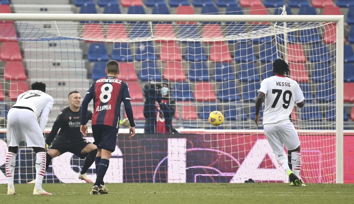 Ketika laga berjalan 54 menit, Milan kembali mendapatkan hadiah penalti, kali ini akibat Adama Soumaoro menyentuh bola di kotak terlarang. (Foto: AP/LaPresse/Massimo Paolone)