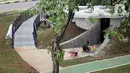 Pekerja menyelesaikan pembangunan penataan kawasan Taman Semanggi, Jakarta, Kamis (13/10/2022). Usai diresmikan Gubernur DKI Jakarta Anies Baswedan pada acara soft launching 12 Oktober 2022 kemarin, penataan ulang kawasan Taman Semanggi dilanjutkan karena realisasi pengerjaan baru mencapai 73,37 persen. (Liputan6.com/Johan Tallo)