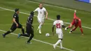 Menit ke-45, Kane mendapatkan bola liar di dalam kotak penalti, tapi sentuhan pertamanya buruk. Mats Hummels segera menekel bola untuk menghentikan ancaman Kane. (Foto: AP/Pool/Matthew Childs)