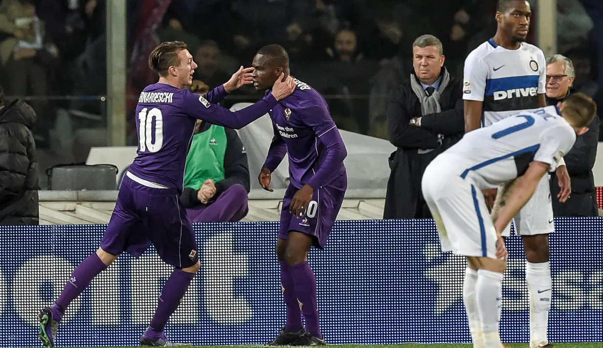 Pemain Fiorentina merayakan gol kemenangan yang dicetak Khouma Babacar ke gawang Inter Milan dalam laga Serie A Italia di Stadion di Artemio Franchi, Firenze, Senin (15/2/2016) dini hari WIB. (AFP/Andreas Solaro)