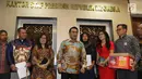 Kepala Staf Kepresidenan, Moeldoko (tengah) menerima kedatangan terpidana kasus pelanggaran UU ITE, Baiq Nuril Maknun di Kompleks Istana Kepresidenan, Senin (15/7/2019). Kedatangan Baiq Nuril untuk menyerahkan surat pengajuan amnesti ke Presiden Joko Widodo (Jokowi). (Liputan6.com/Angga Yuniar)