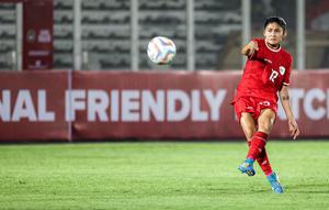 Pemain Timnas putri Indonesia, Zahra Muzdalifah melepaskan tendangan saat menghadapi Singapura pada laga uji coba internasional di Stadion Madya, Gelora Bung Karno, Senayan, Jakarta, Selasa (28/5/2024). (Bola.com/Bagaskara Lazuardi)