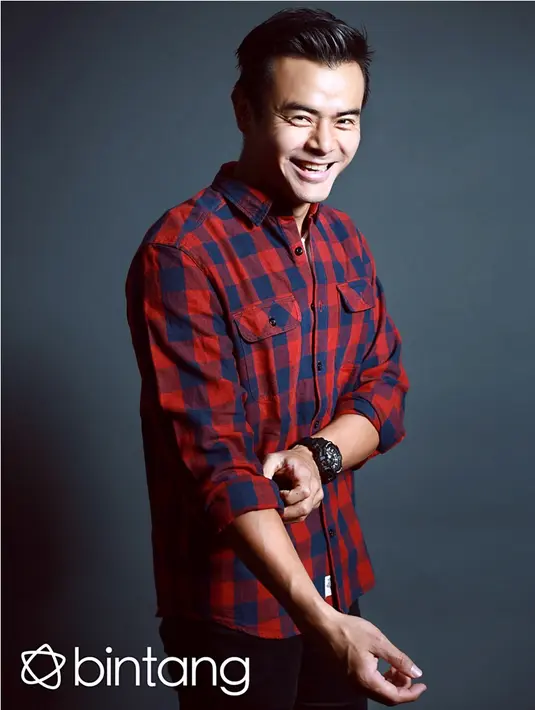 Tahun ini, Dion Wiyoko menghiasi layar lebar dalam dua film, London Love Story dan Abdullah & Takeshi. Dalam film terakhir itu, ia menjalani akting perdana dalam genre komedi. (Foto: Galih W. Satria Digital Imaging:Iqbal Nurfajri/Bintang.com)