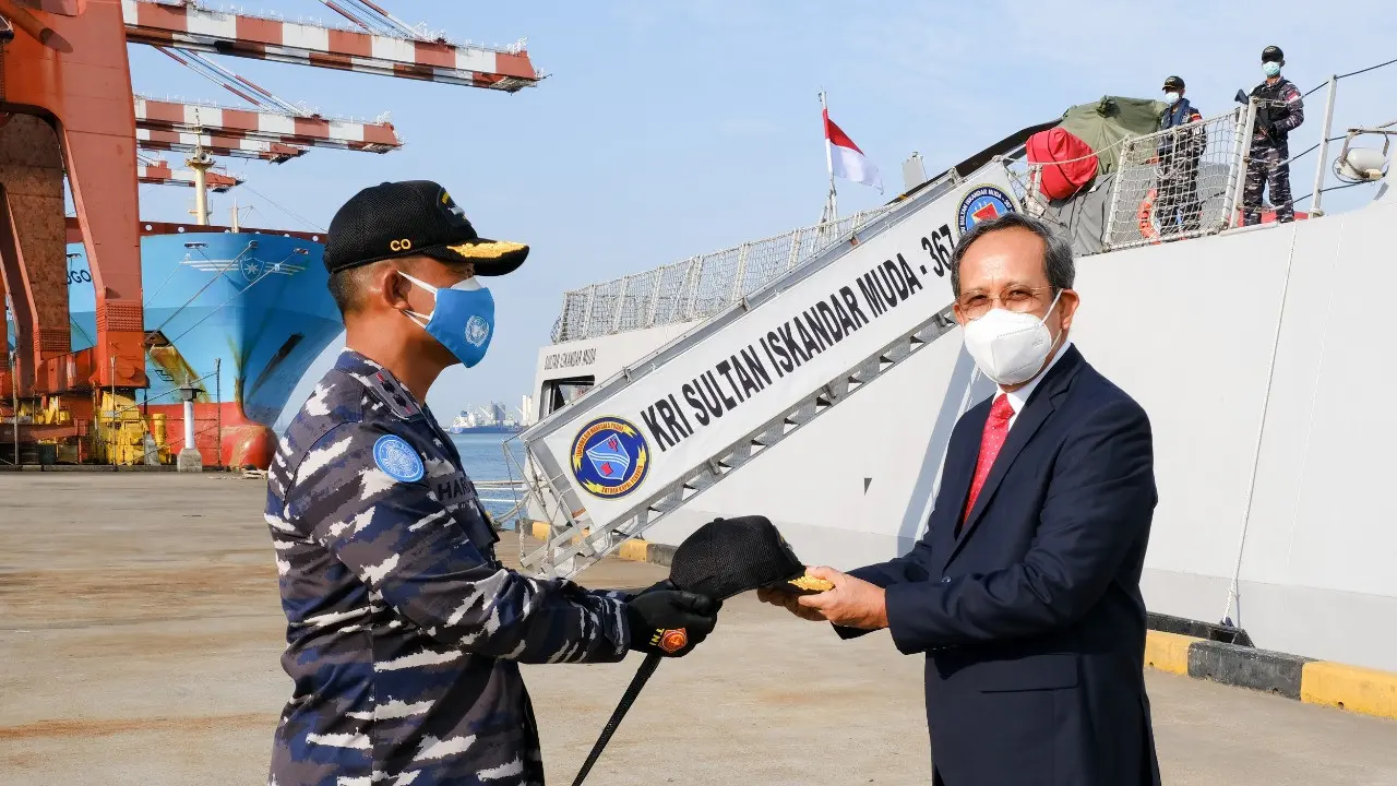 Dubes RI Colombo, I Gusti Ngurah Ardiyasa, melepas keberangkatan KRI Sultan Iskandar Muda (SIM)-367 dari Colombo dalam rangka melaksanakan misi perdamaian dunia di Lebanon. (Foto: KBRI Kolombo)