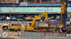 Suasana diluar Pasar Blok A pada hari terakhir relokasi pedagang, Jakarta, Selasa (27/10/2015). Pasar yang dibangun pada 1971 akan dibangun menjadi pasar modern, hotel, dan stasiun angkutan massal cepat (MRT). (Liputan6.com/Helmi Afandi)
