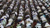 Ratusan warga melakukan salat gerhana matahari di Masjid Istiqlal, Jakarta, Rabu (9/3/2016). Salat gerhana tersebut diadakan sebagai ungkapan syukur atas kuasa Allah SWT. (Liputan6.com/Herman Zakharia)