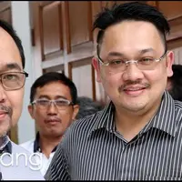 Vidi Galenso Syarief yang saat ini menjadi kuasa hukum Farhat Abbas, membenarkan bahwa Farhat pergi kemana-mana menggunakan taksi. Tetapi, kuasa hukumnya itu menampik kabar bahwa kliennya mengalami kebangkrutan.