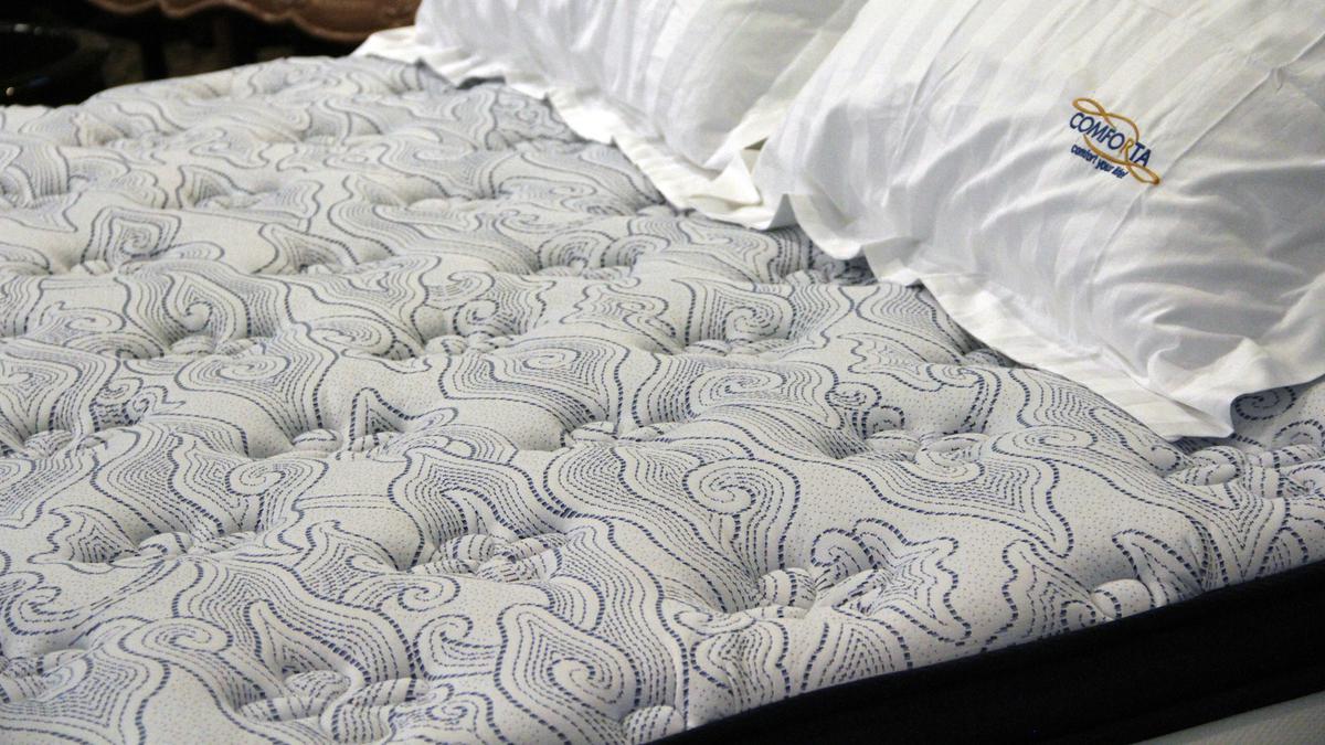 Dekorasi Ranjang dengan Spring Bed Motif Batik